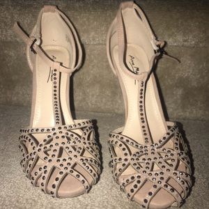 BEIGE LEATHER STUDDED HEELS